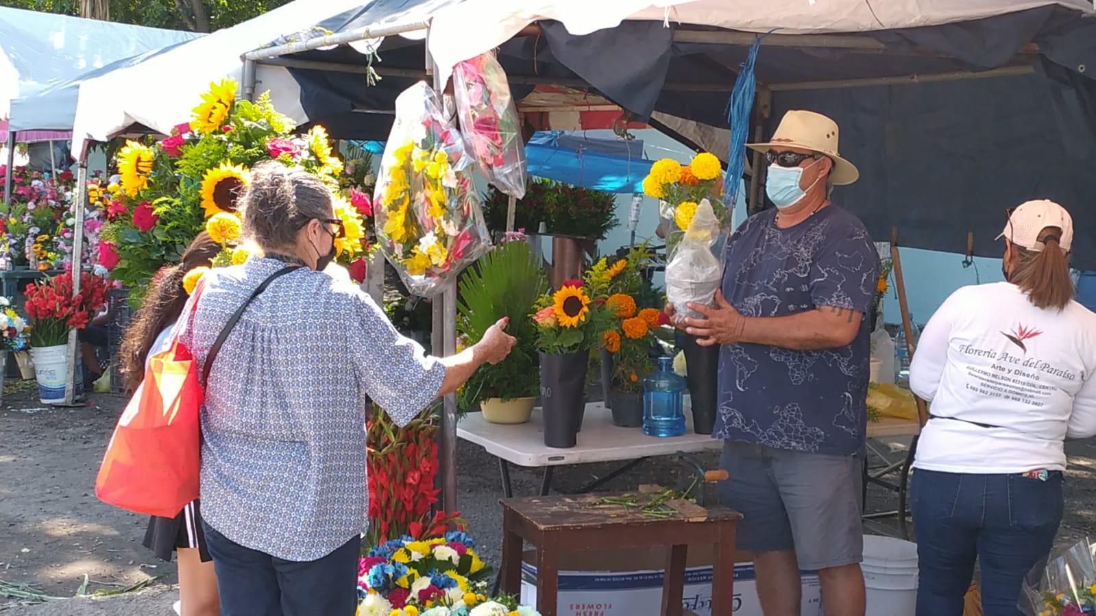 $!Poca afluencia en panteones de Mazatlán; se espera que se incrementen visitas por la tarde