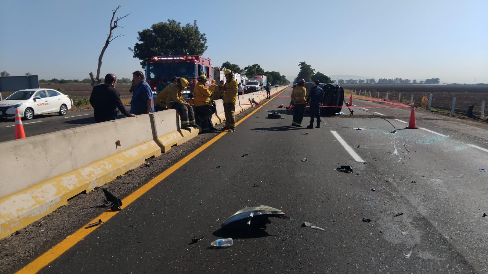 $!Conductora pierde la vida tras volcar sobre La Costerita, en Culiacán