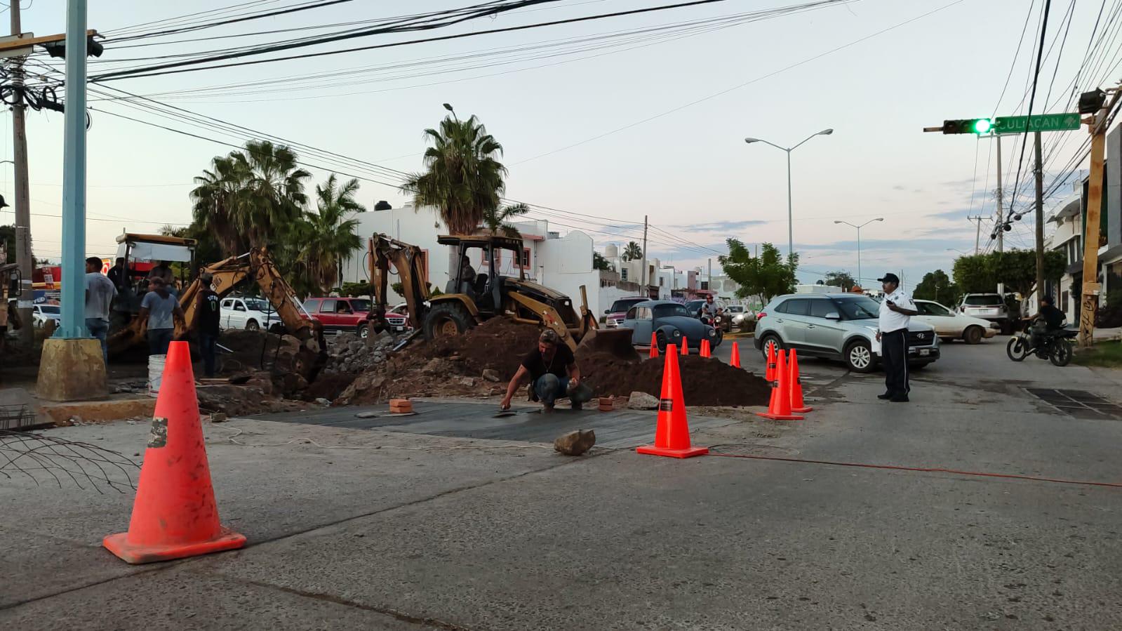 $!Imposible circular por calles y avenidas de Mazatlán; ahora ‘ahorcan’ el crucero de Santa Rosa y Mazatlán