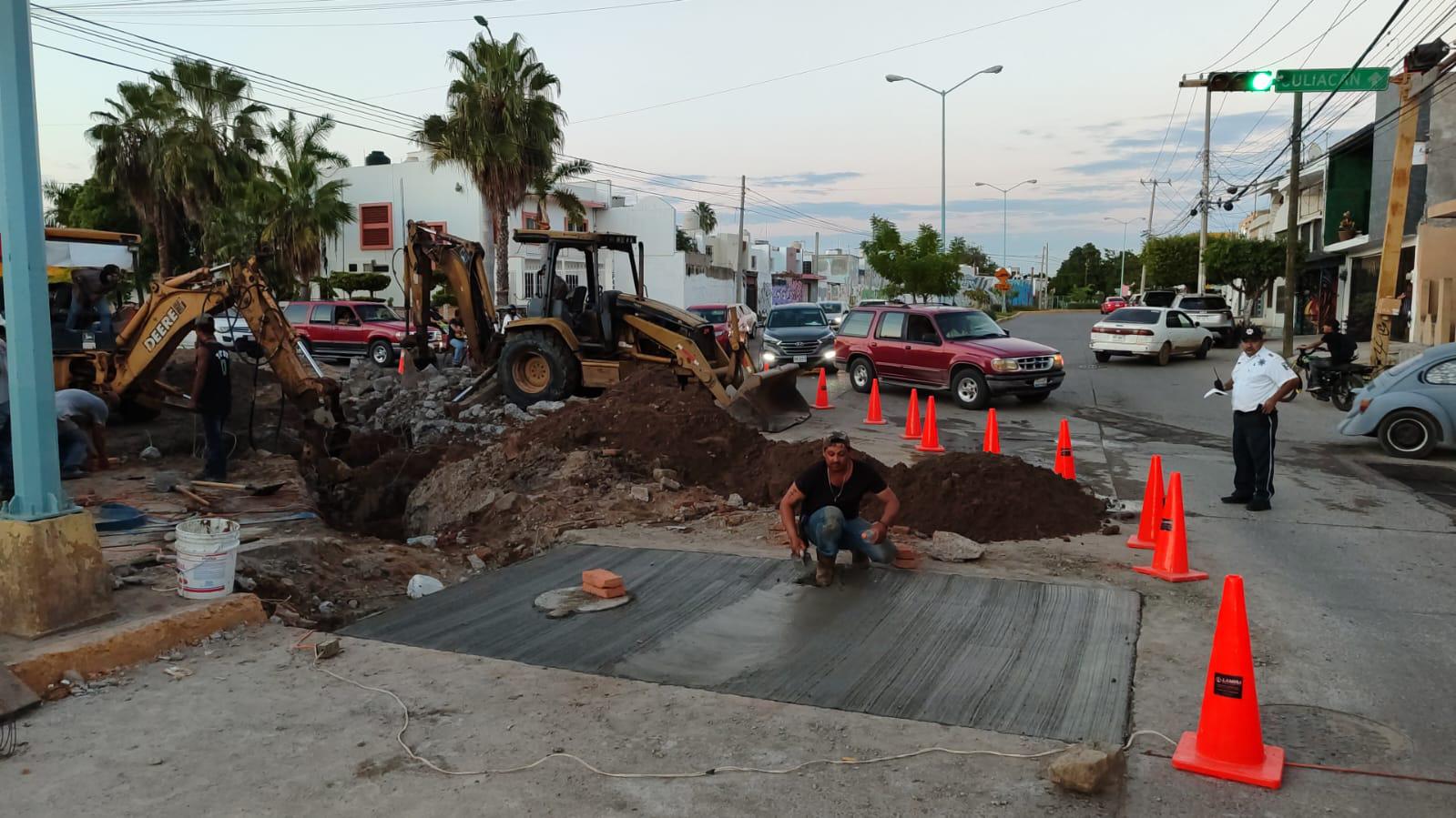 $!Imposible circular por calles y avenidas de Mazatlán; ahora ‘ahorcan’ el crucero de Santa Rosa y Mazatlán