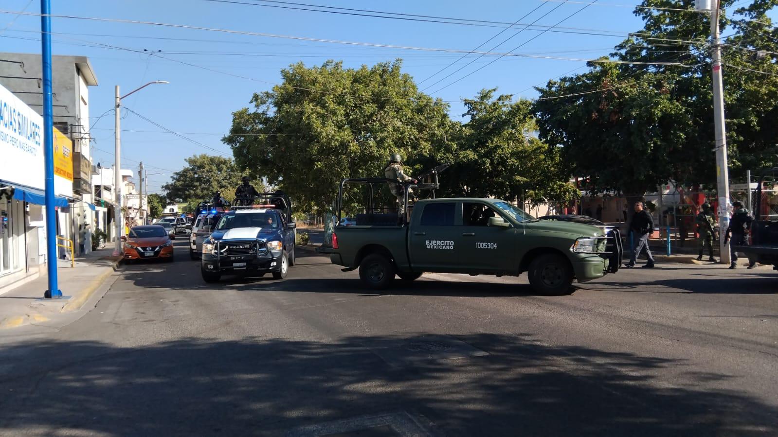 $!Ataque armado contra conductor en Villas del Río, en Culiacán, provoca movilización militar