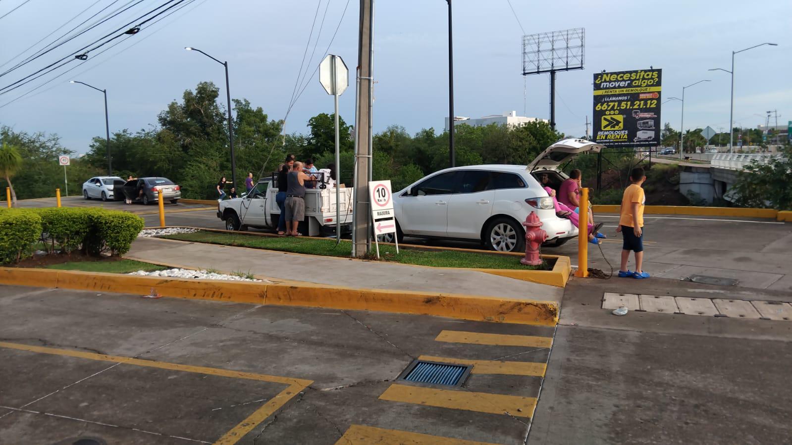 $!Solo con lo que traían puesto huyeron de madrugada evacuados por incendio de gasera en Culiacán