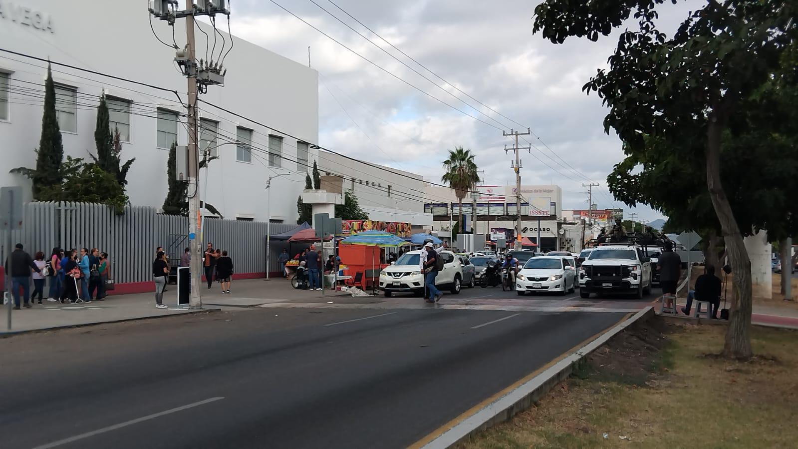 $!Evacuan a personal y usuarios del Hospital del Issste en Culiacán por supuesta amenaza de bomba