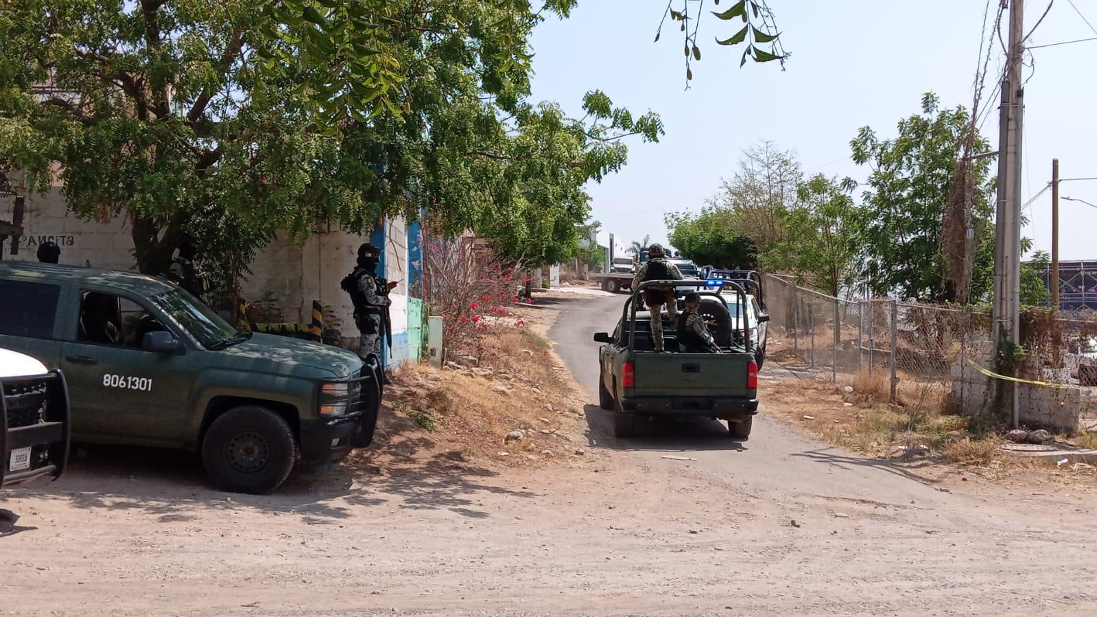 $!Asegura Ejército y FGR vehículos de lujo en finca al sur de Culiacán