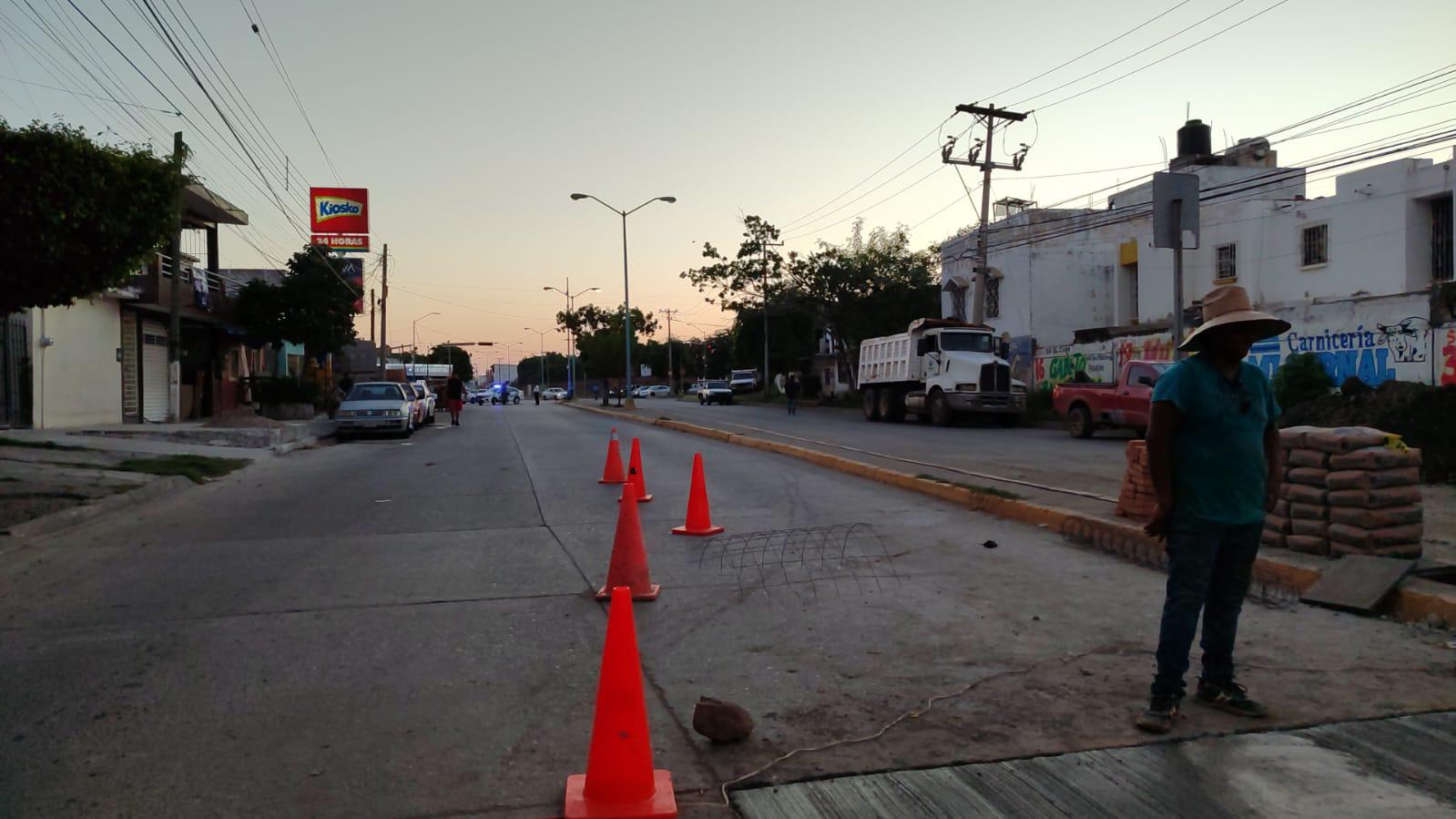 $!Imposible circular por calles y avenidas de Mazatlán; ahora ‘ahorcan’ el crucero de Santa Rosa y Mazatlán