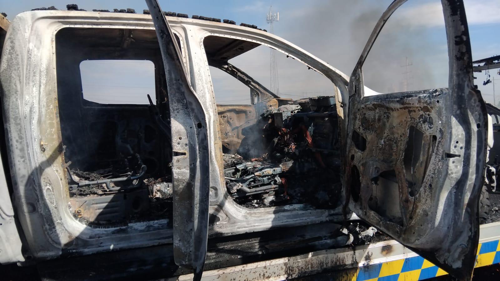 $!Incendian camioneta que transportaba grúa en la salida norte de Culiacán