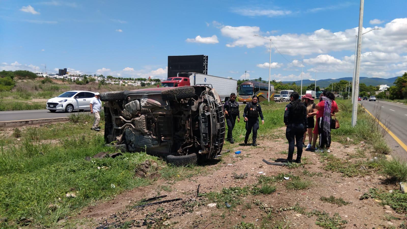 $!Vuelca hombre a bordo de camioneta en la entrada de La Primavera, en Culiacán