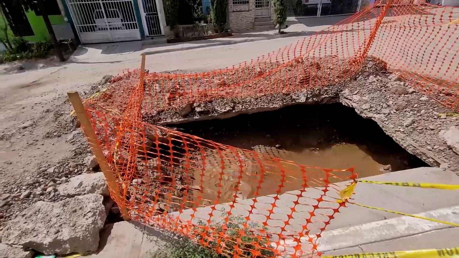 $!Japac deja un hoyo en la colonia Los Huizaches; vecinos temen que niños puedan caer en él