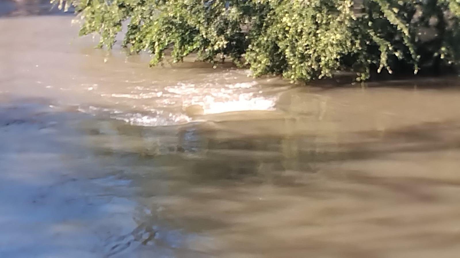 $!Hombre cae a un canal de Valle Alto, en Culiacán, lo rescatan y lo internan en un hospital