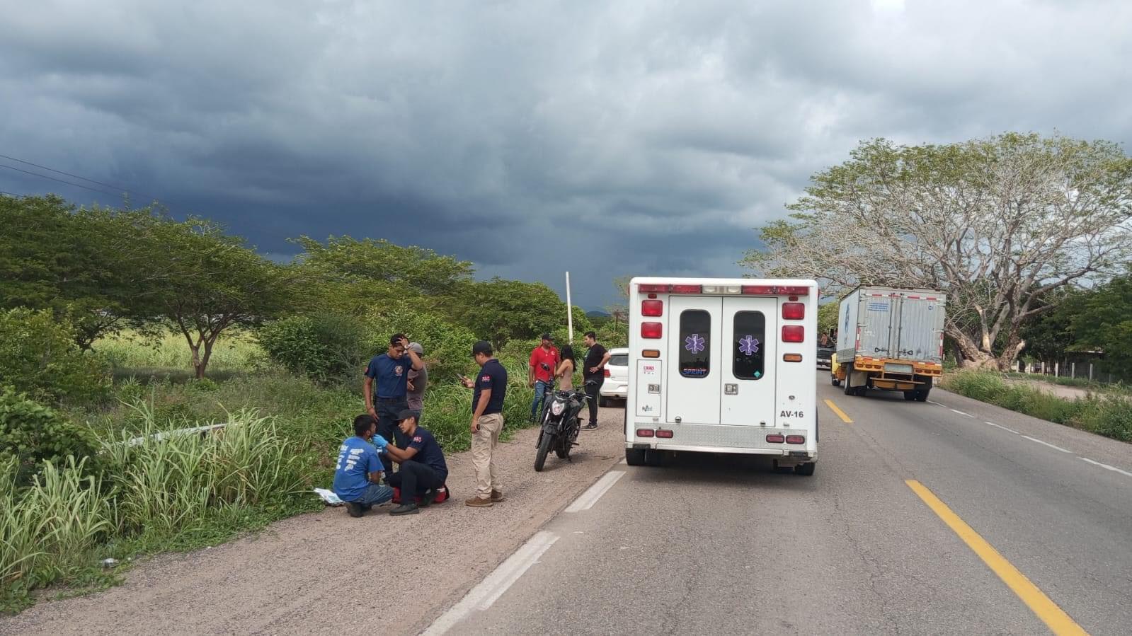 $!Vuelca camioneta que transportaba azúcar cerca de Villa Unión