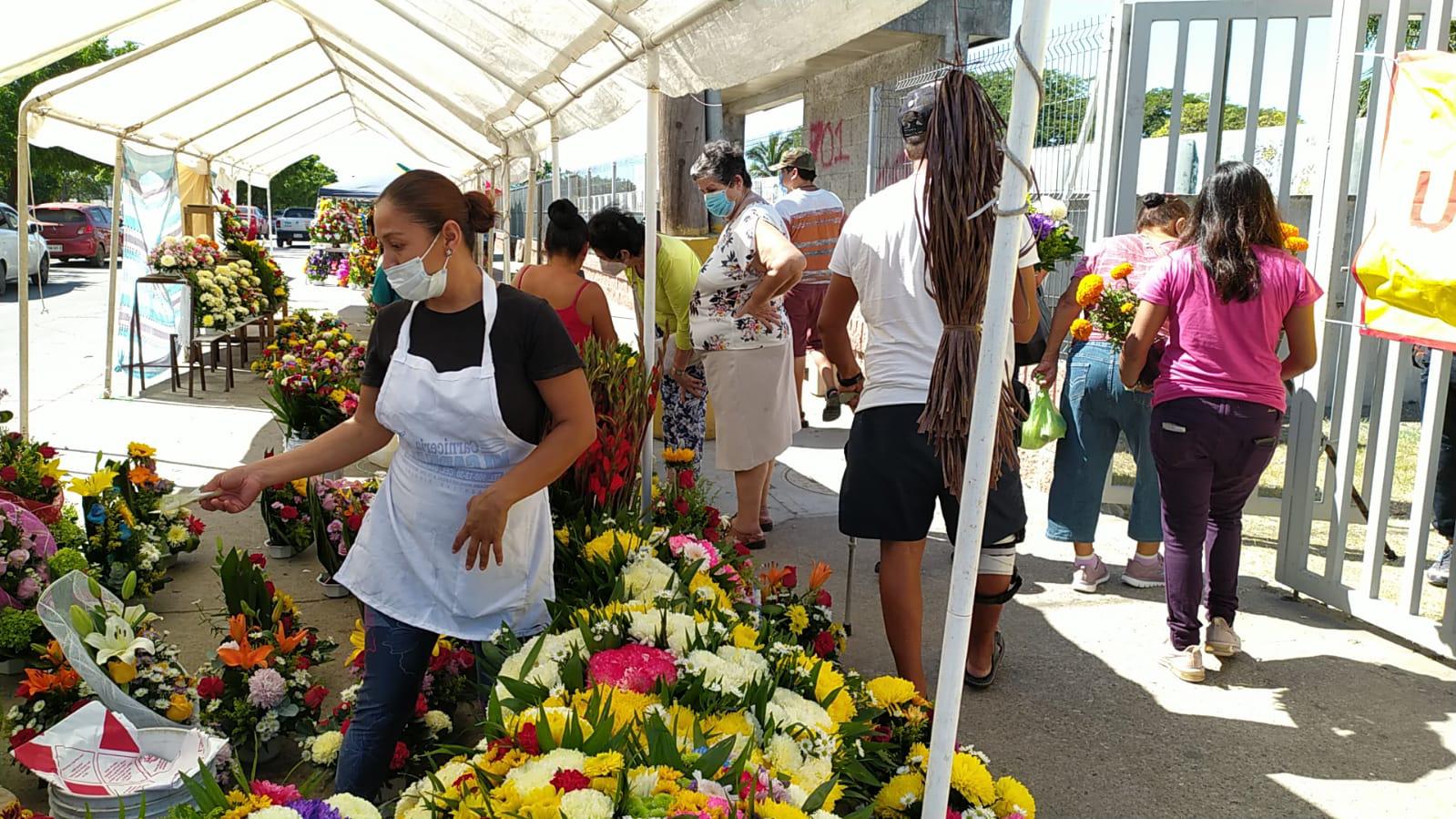 $!Poca afluencia en panteones de Mazatlán; se espera que se incrementen visitas por la tarde