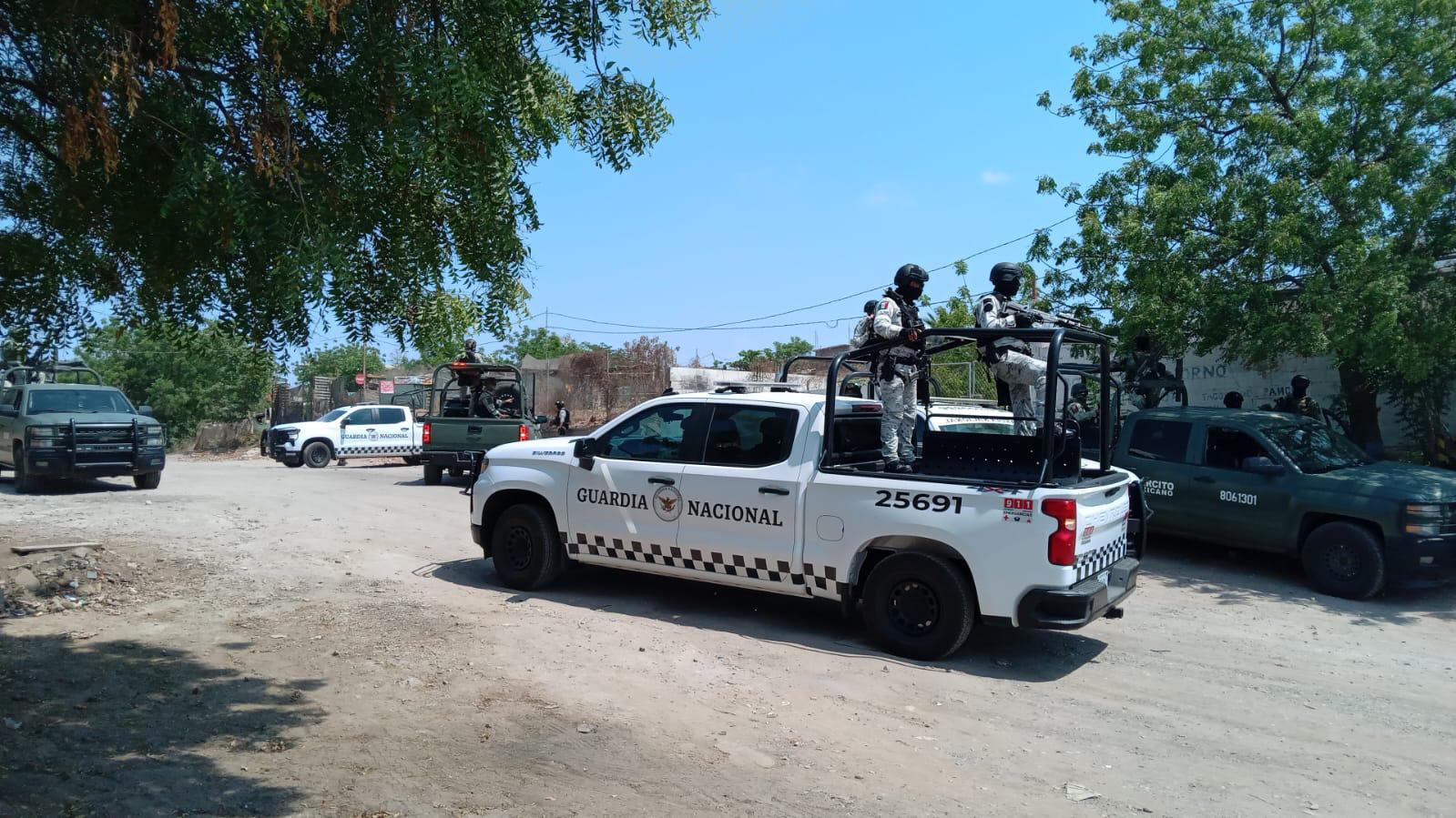 $!Asegura Ejército y FGR vehículos de lujo en finca al sur de Culiacán