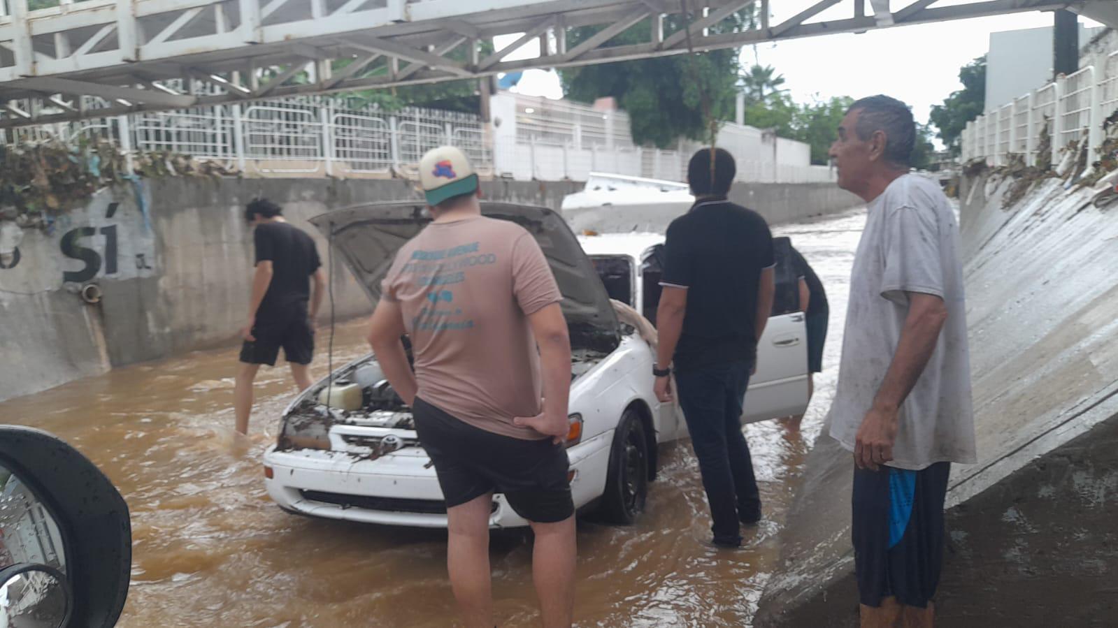 $!Deslaves y vehículos arrastrados, el saldo de la lluvia nocturna en Culiacán