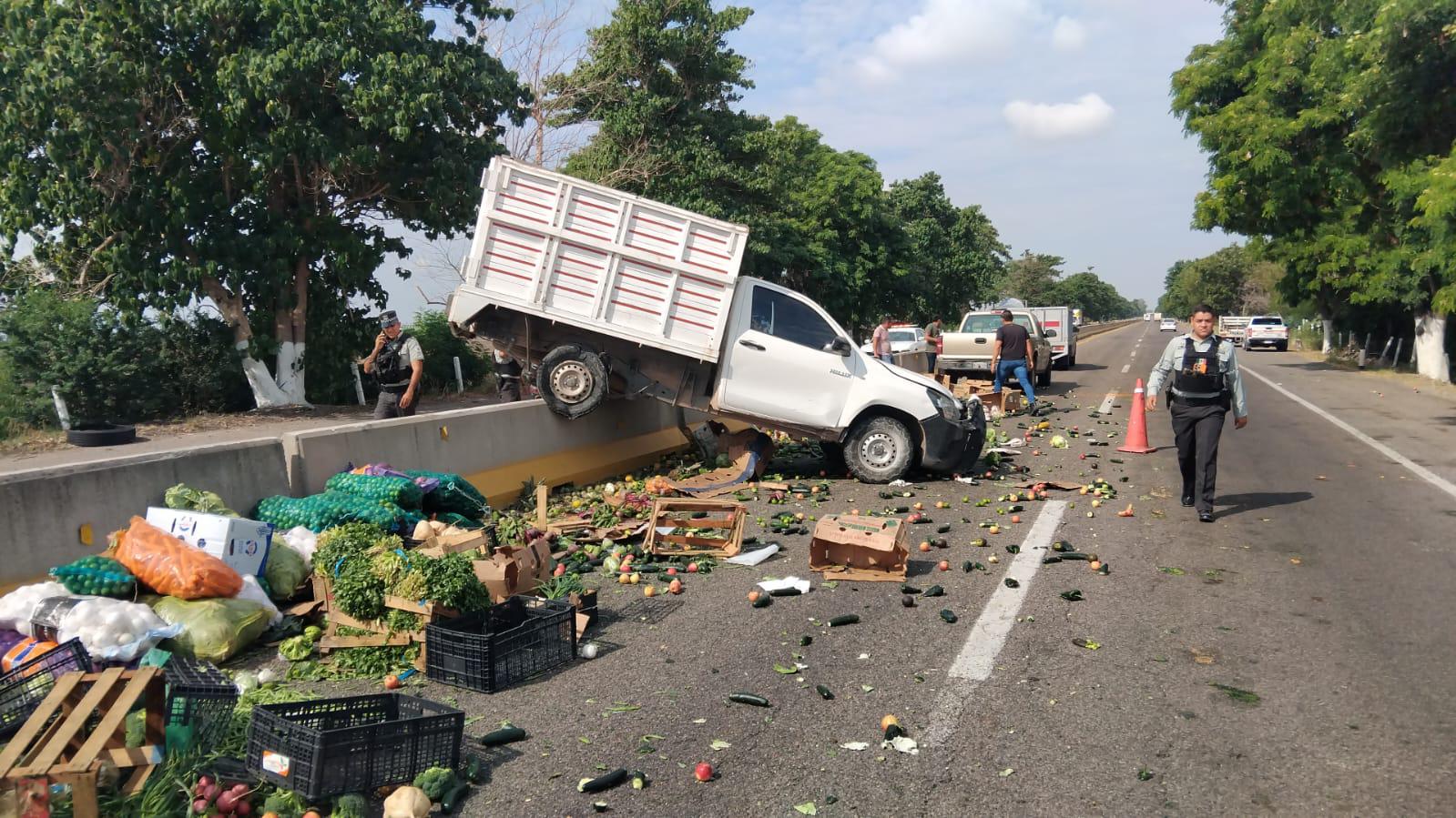 $!Camioneta que transportaba verduras sufre falla mecánica y choca contra muro de contención de La Costerita