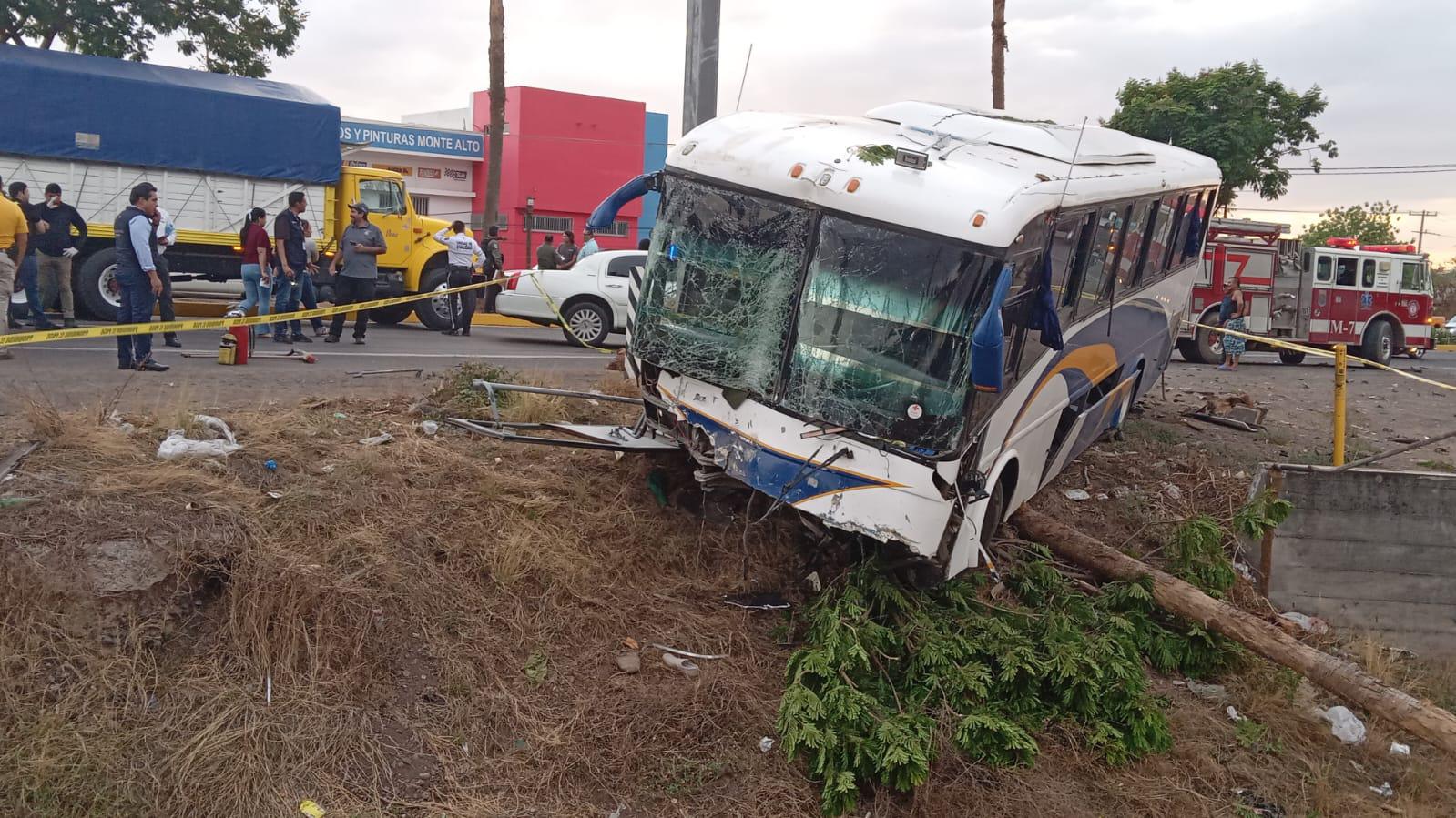 $!Camionazo en Culiacán deja un muerto y 17 heridos