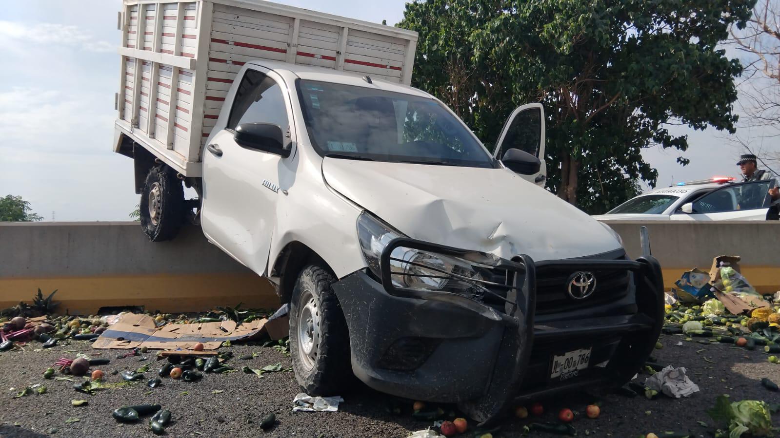 $!Camioneta que transportaba verduras sufre falla mecánica y choca contra muro de contención de La Costerita