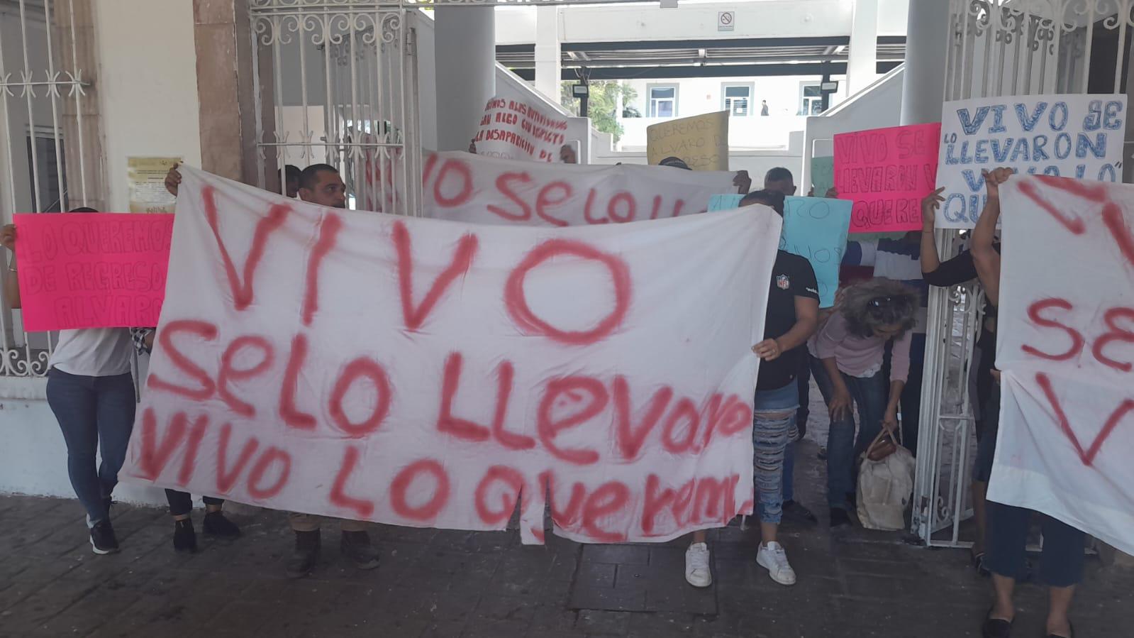 $!‘¡Vivo se lo llevaron y vivo lo queremos!’: Manifestantes exigen regreso de Álvaro Rivera Vázquez