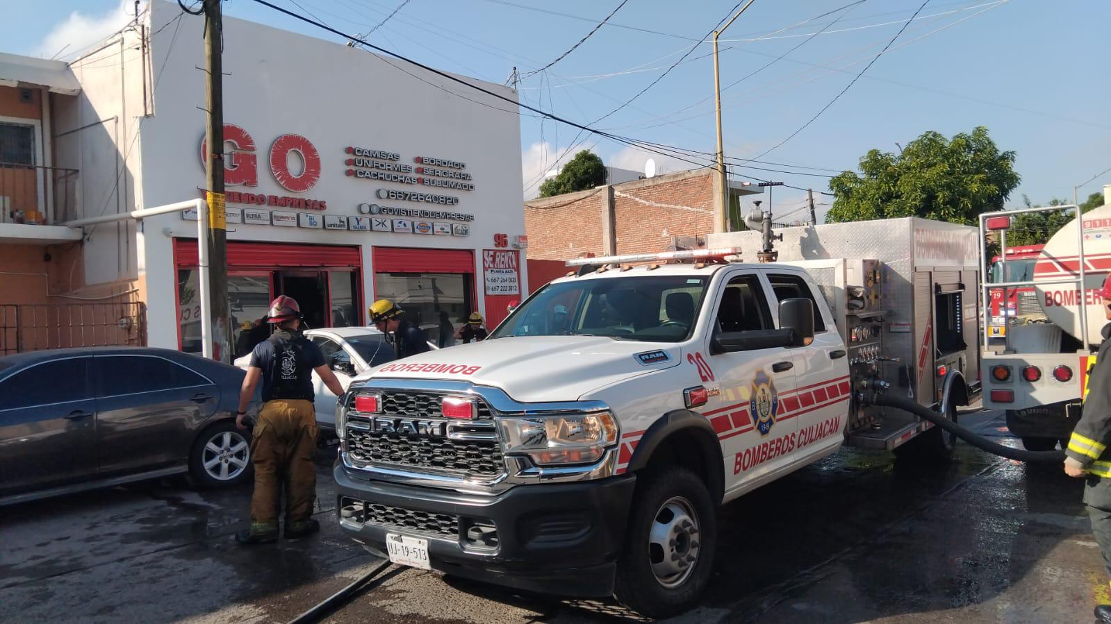 $!Incendian una tienda de uniformes en Culiacán