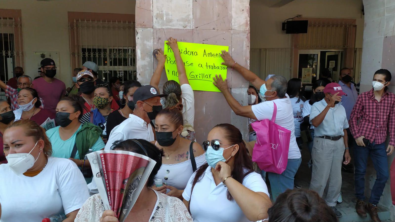 $!‘No vamos a permitir que personas extrañas a Mazatlán quieran adjudicárselo’, dice Benítez Torres