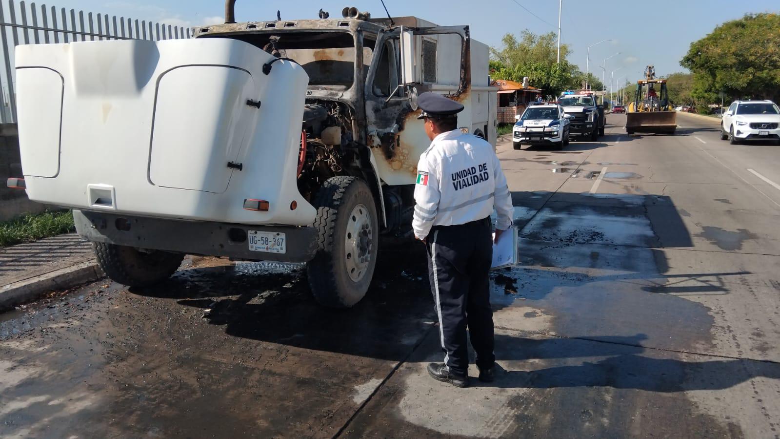 $!Se incendia camión con diésel cerca del Hospital de la Mujer, en Culiacán