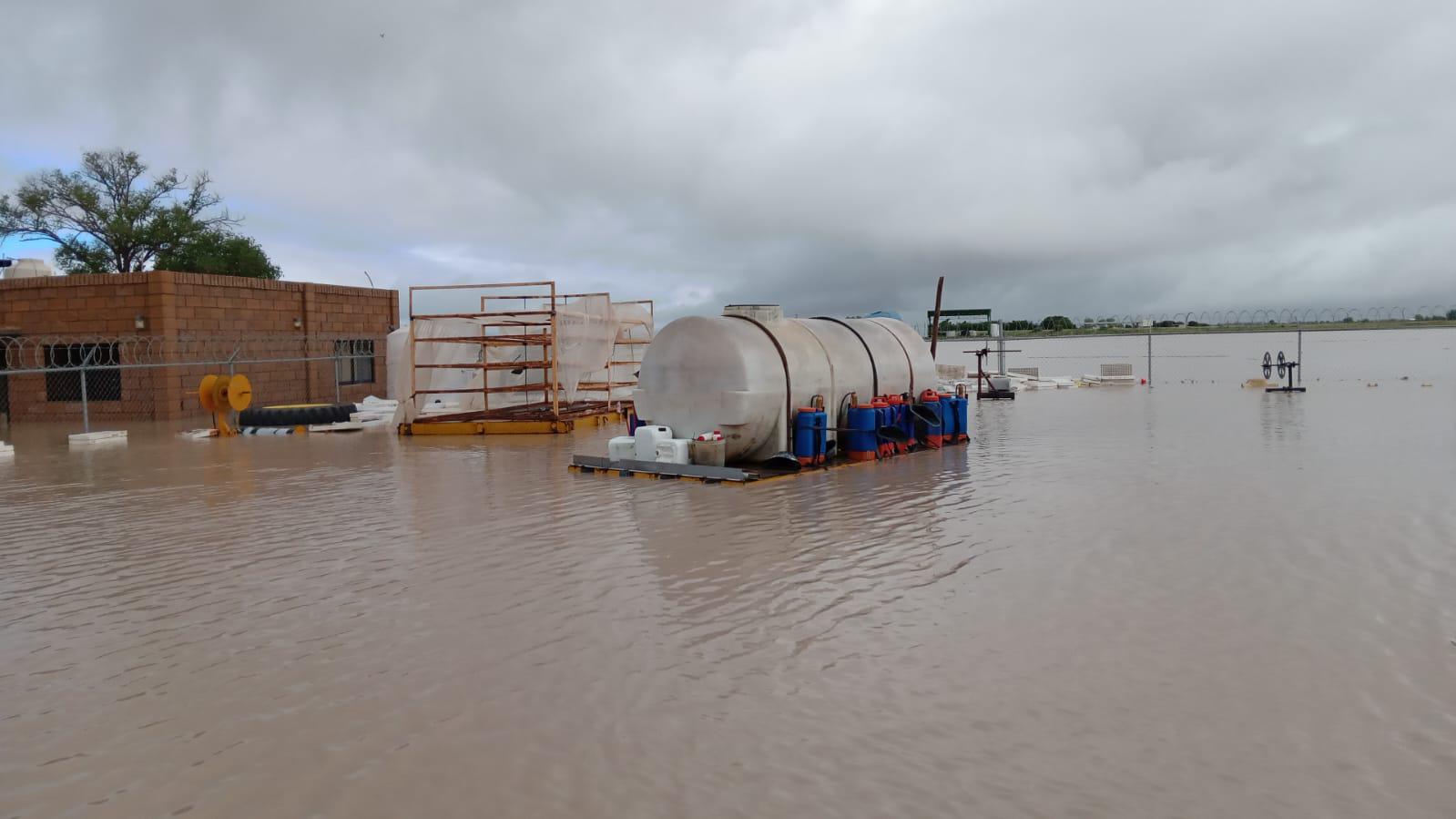 $!Rescatan a 74 jornaleros por inundación en campo agrícola de Villa Juárez