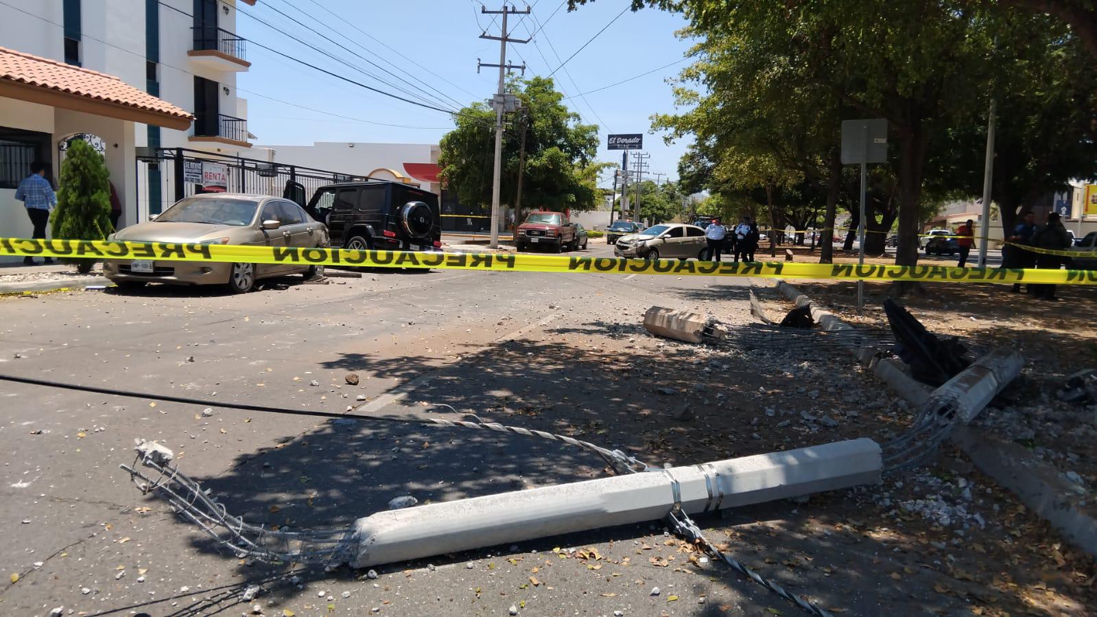 $!Persecución a balazos termina en volcadura y choque por el Malecón de Culiacán