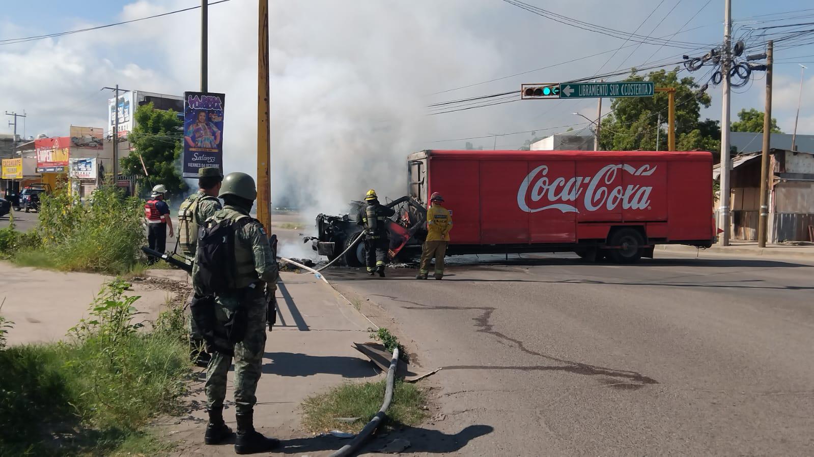 $!Queman camión de empresa de refrescos en la entrada a Barrancos, en Culiacán