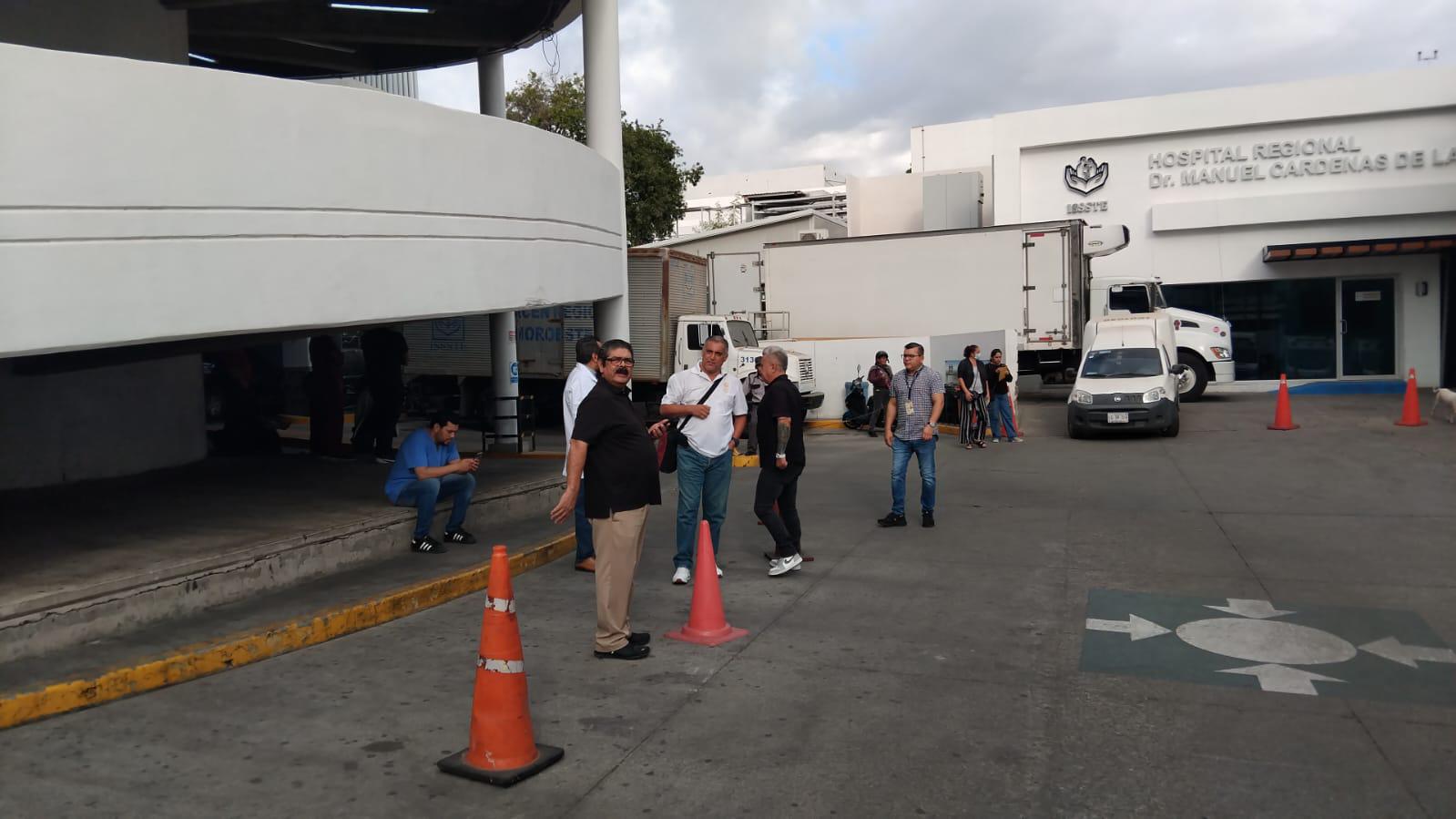 $!Evacuan a personal y usuarios del Hospital del Issste en Culiacán por supuesta amenaza de bomba