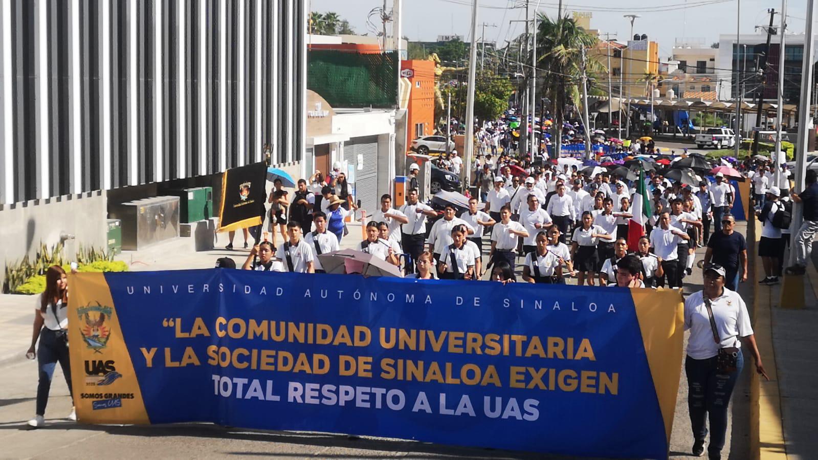 $!Marchan estudiantes de la UAS en Mazatlán tras separación del Rector