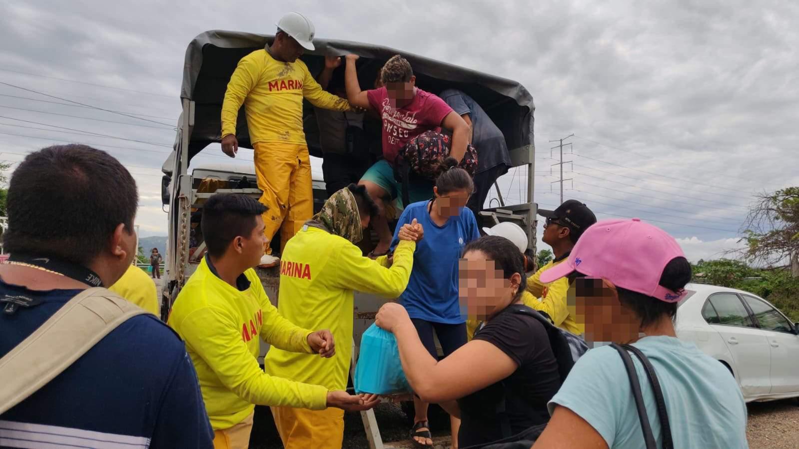 $!Marina suma 32 toneladas de insumos para llevar comida caliente a la población de Acapulco