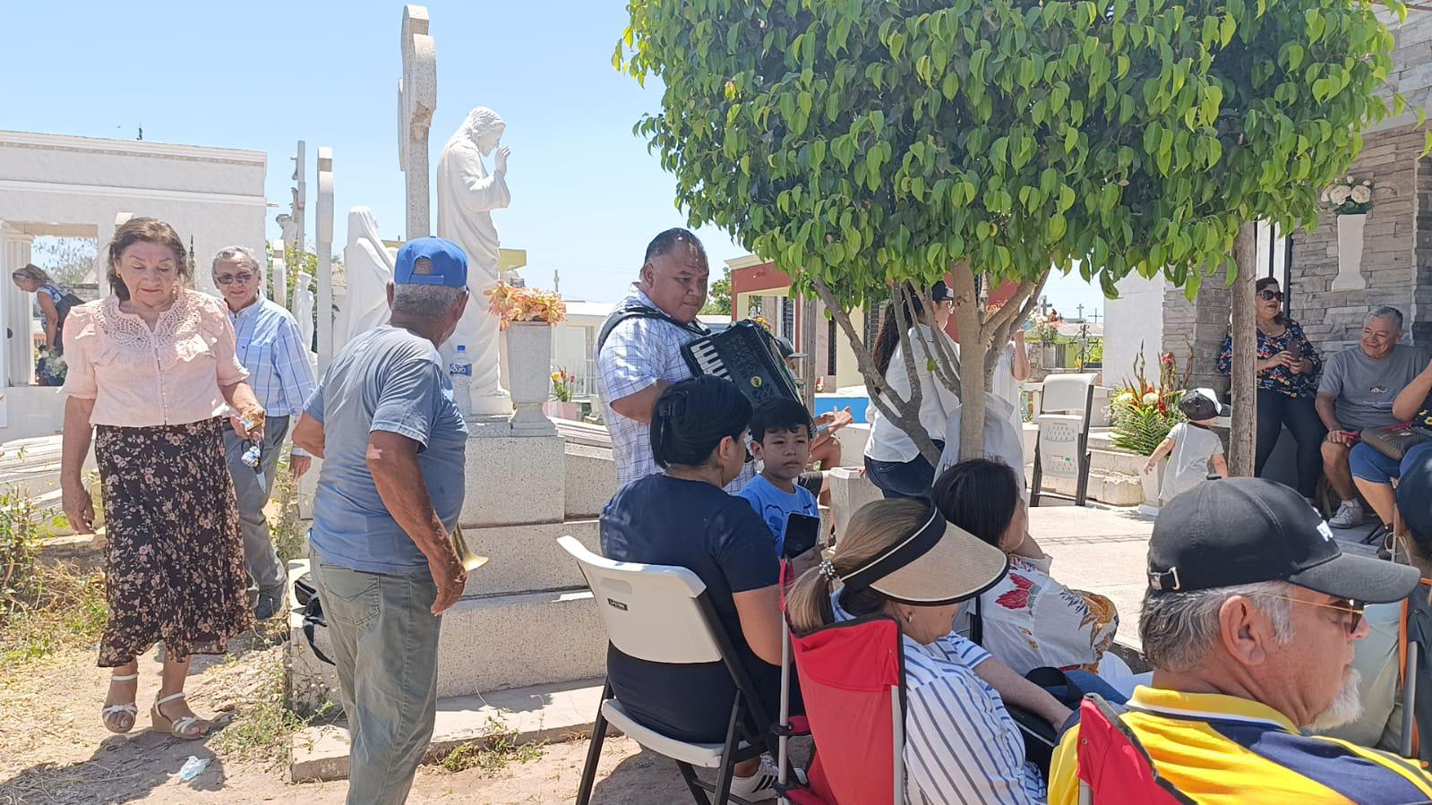 $!Llenan de colores panteones en Escuinapa al celebrar a las mamás