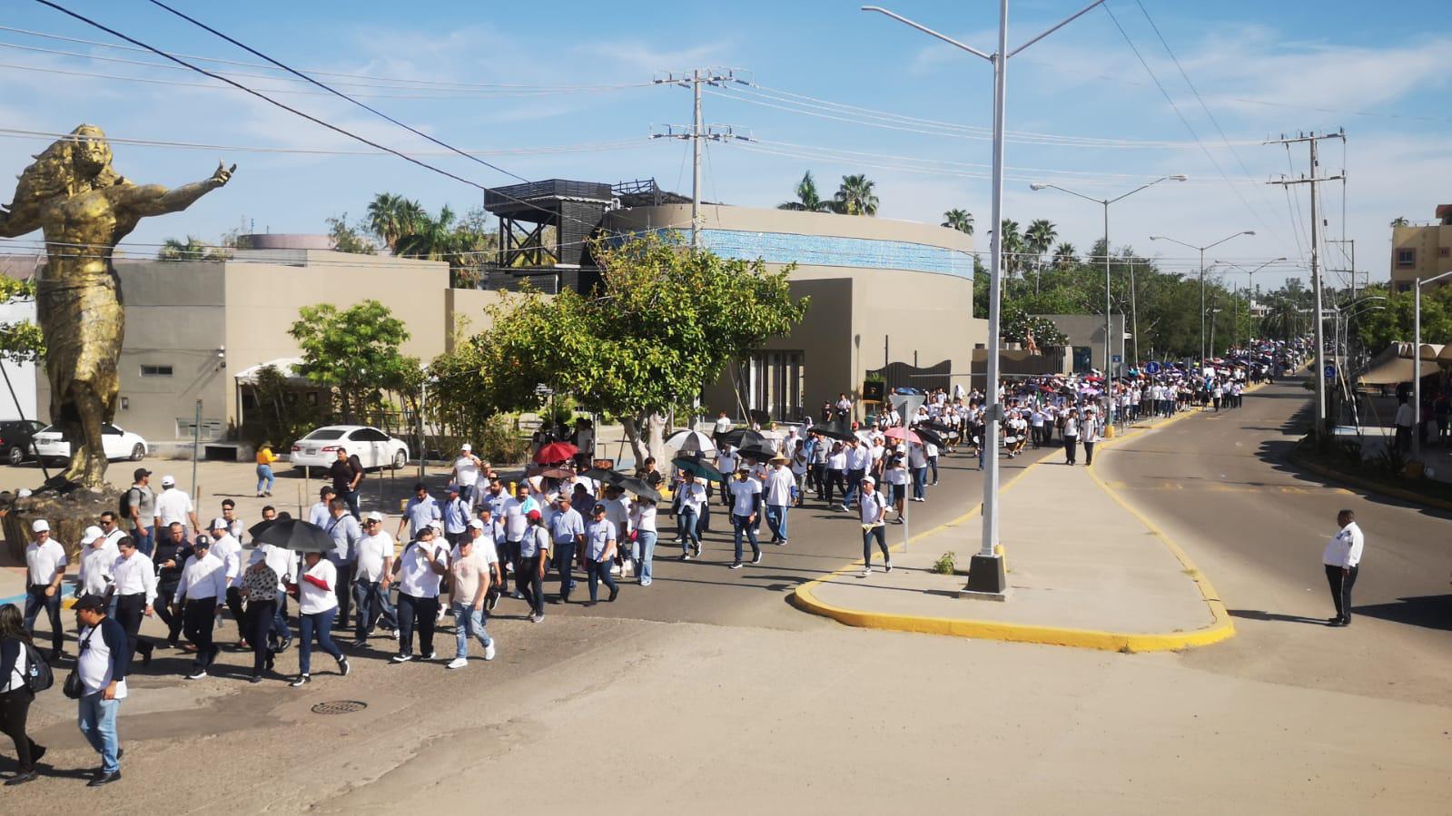 $!Marchan estudiantes de la UAS en Mazatlán tras separación del Rector