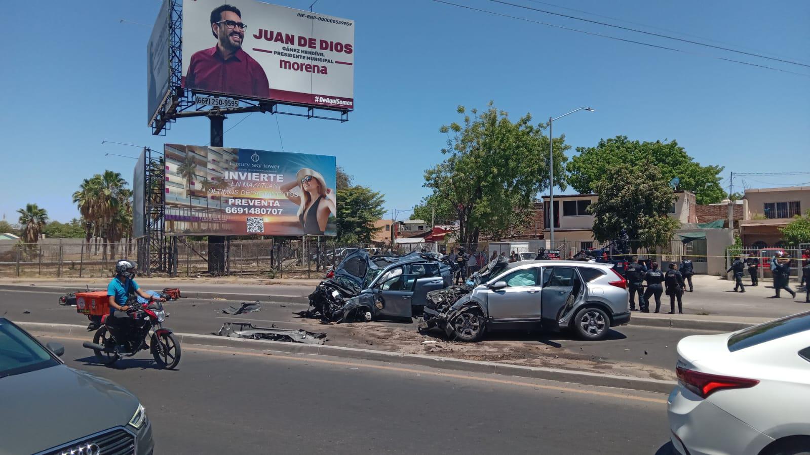 $!Se brinca carril por alta velocidad y embiste tres vehículos: mata a motociclista