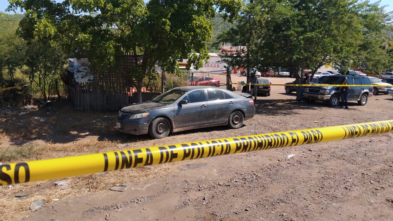 $!Encuentran dos cuerpos sin vida en la cajuela de carro baleado en Culiacán