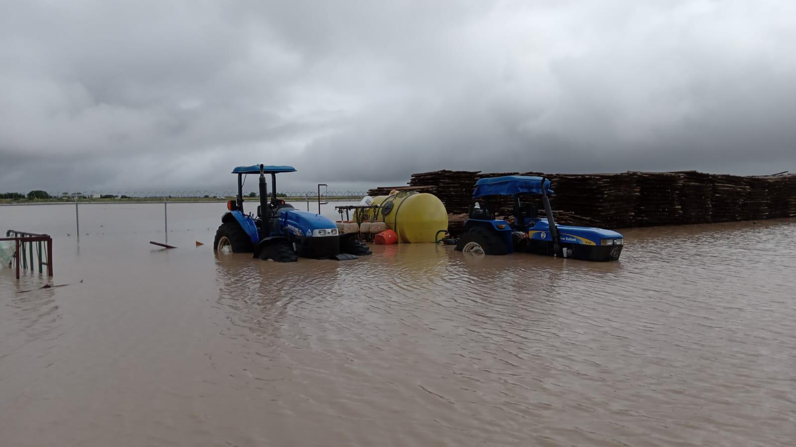 $!Rescatan a 74 jornaleros por inundación en campo agrícola de Villa Juárez