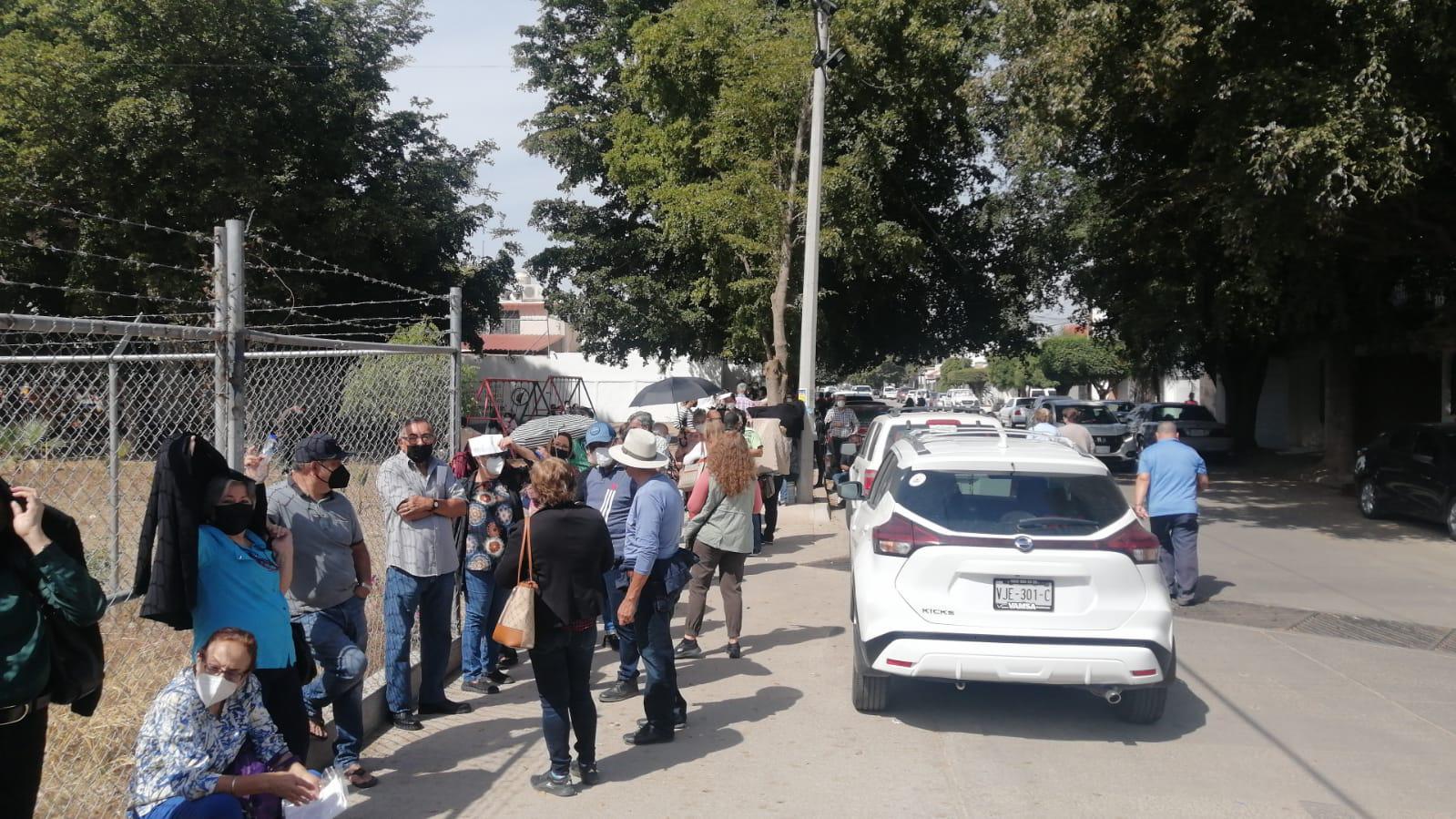 $!Maestros jubilados del SNTE 53 realizan largas filas en Culiacán para votar en proceso interno