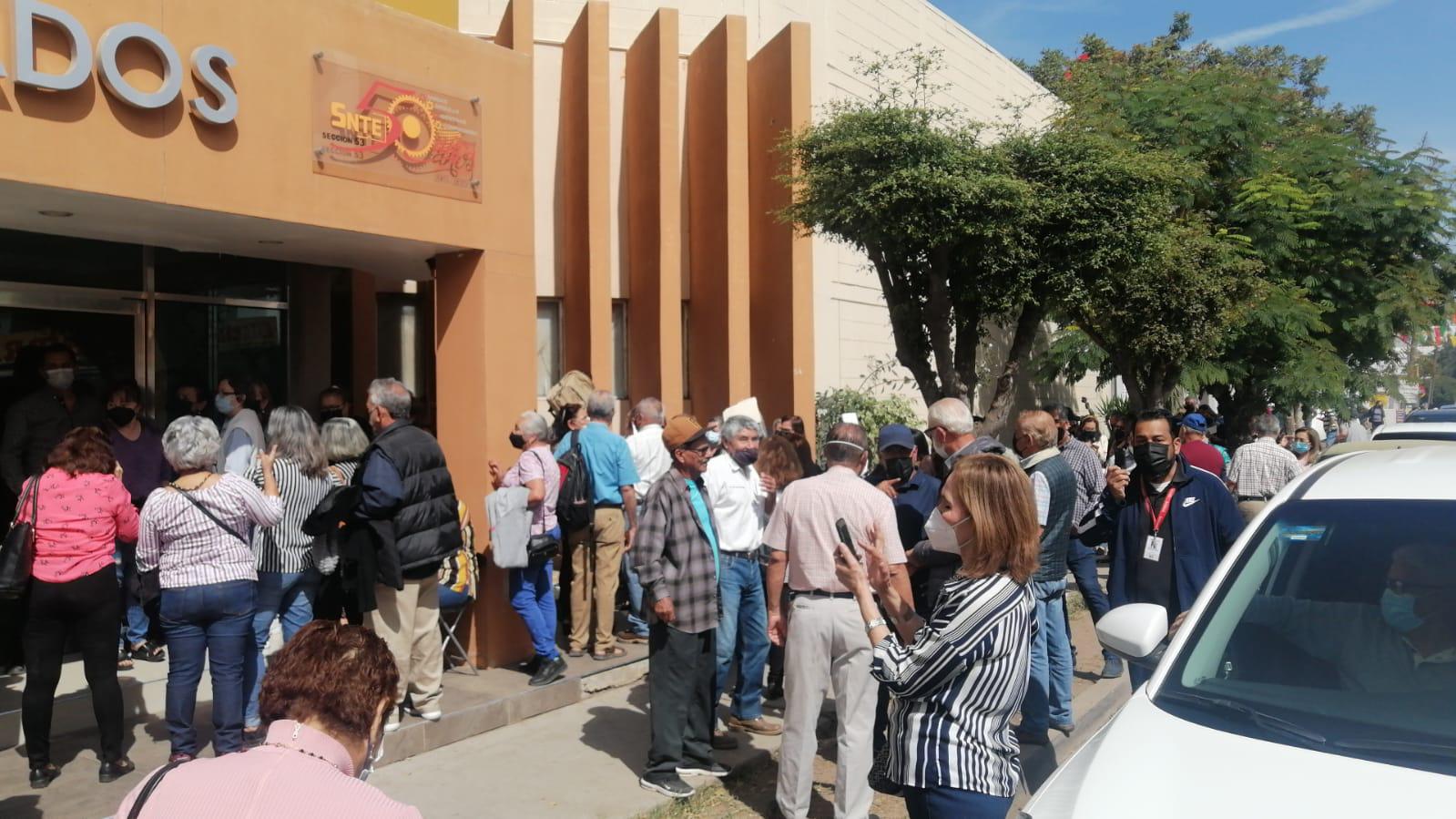 $!Maestros jubilados del SNTE 53 realizan largas filas en Culiacán para votar en proceso interno