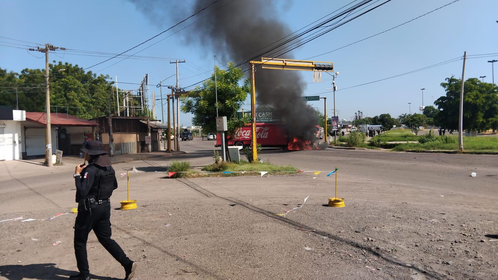 $!Queman camión de empresa de refrescos en la entrada a Barrancos, en Culiacán