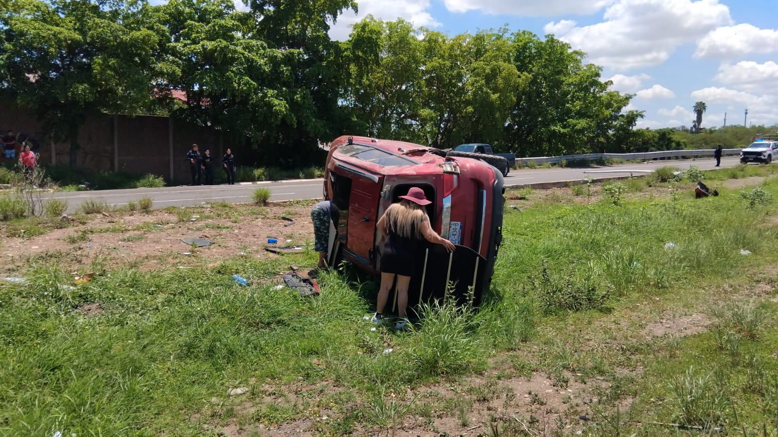 $!Vuelca hombre a bordo de camioneta en la entrada de La Primavera, en Culiacán