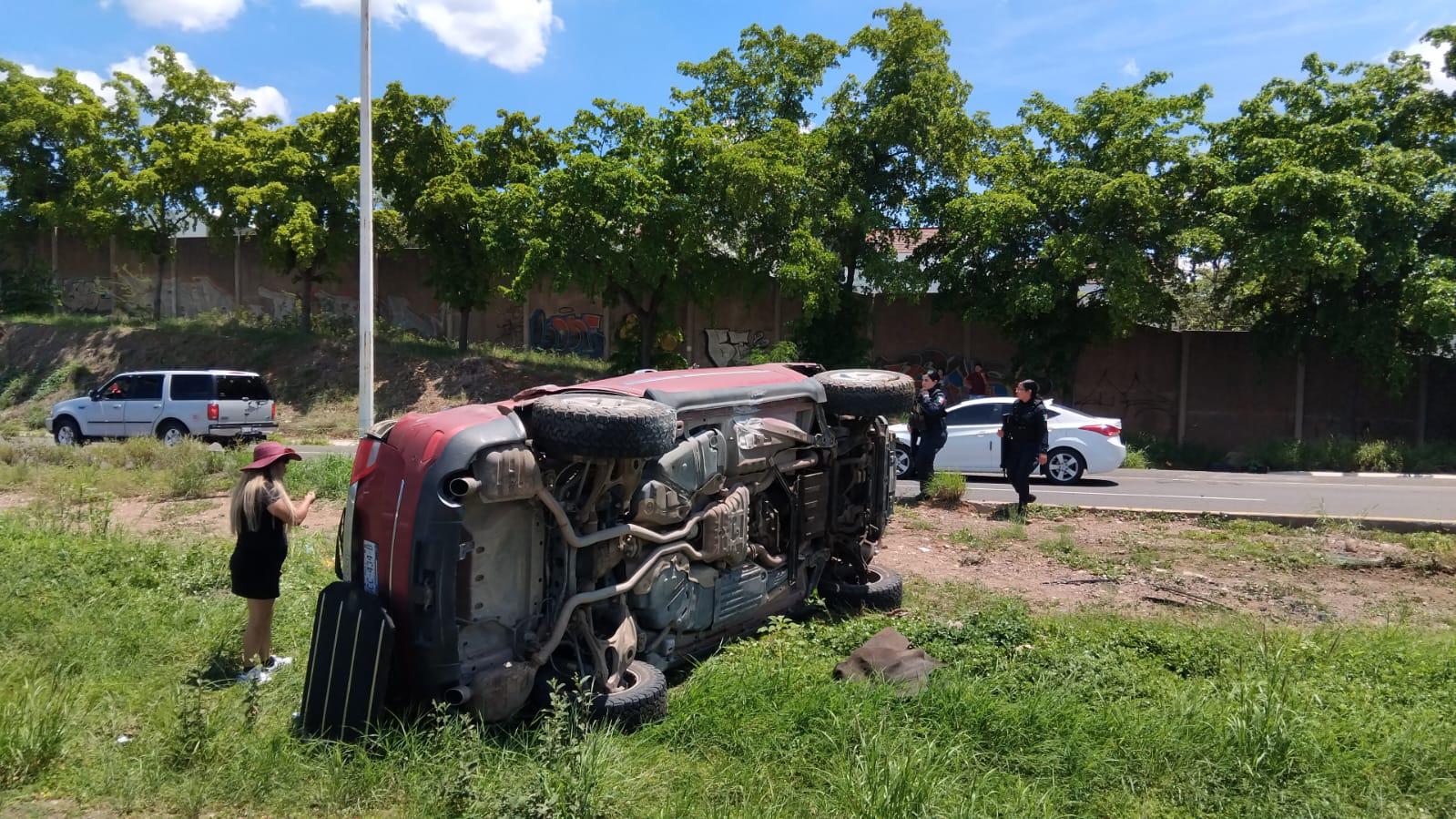 $!Vuelca hombre a bordo de camioneta en la entrada de La Primavera, en Culiacán