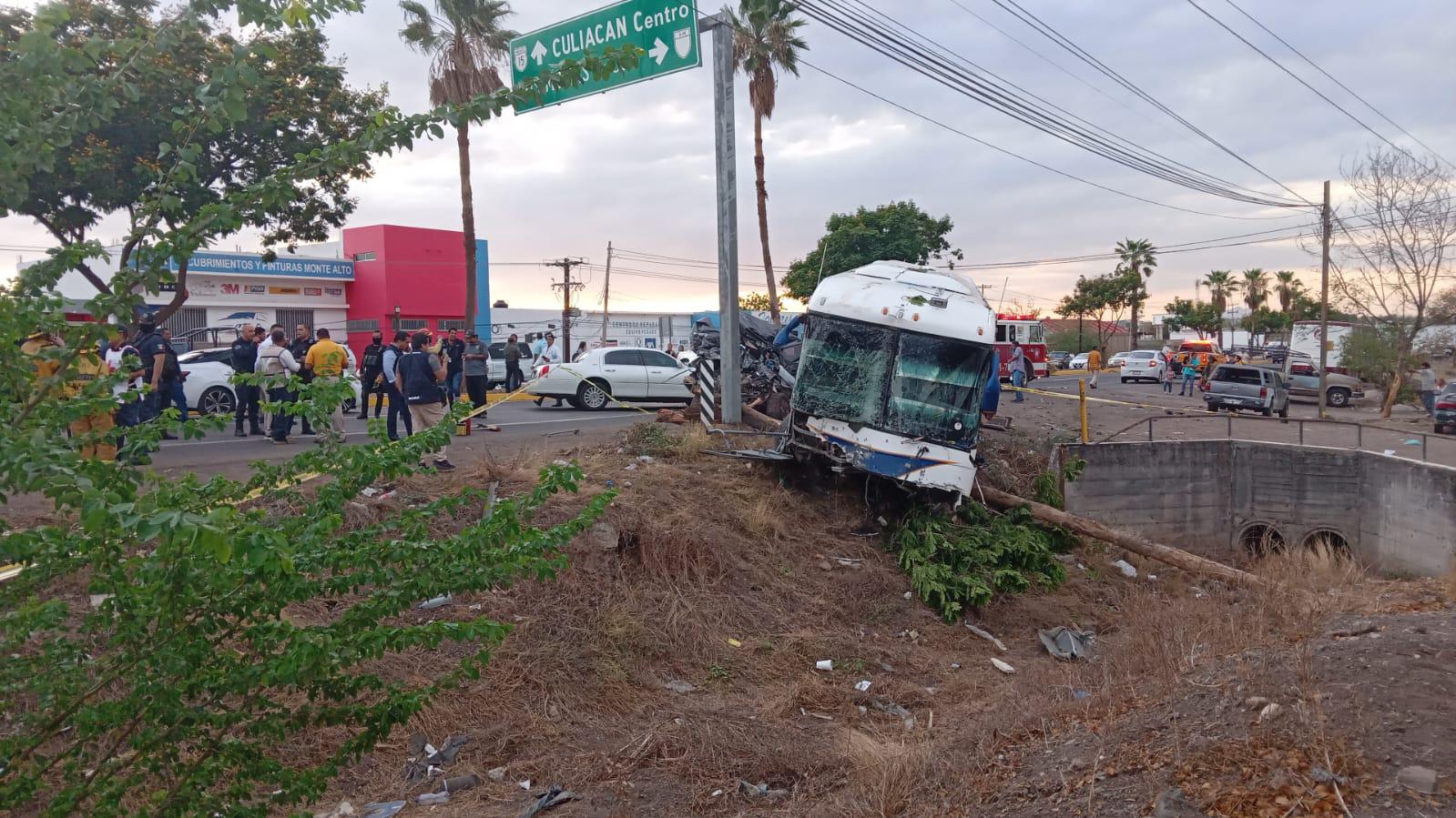 $!Camionazo en Culiacán deja un muerto y 17 heridos