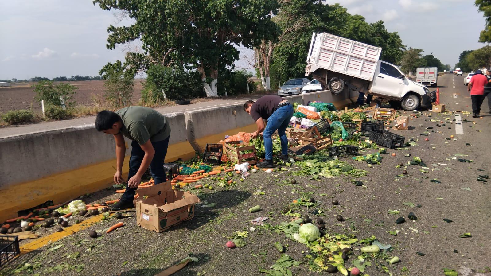 $!Camioneta que transportaba verduras sufre falla mecánica y choca contra muro de contención de La Costerita