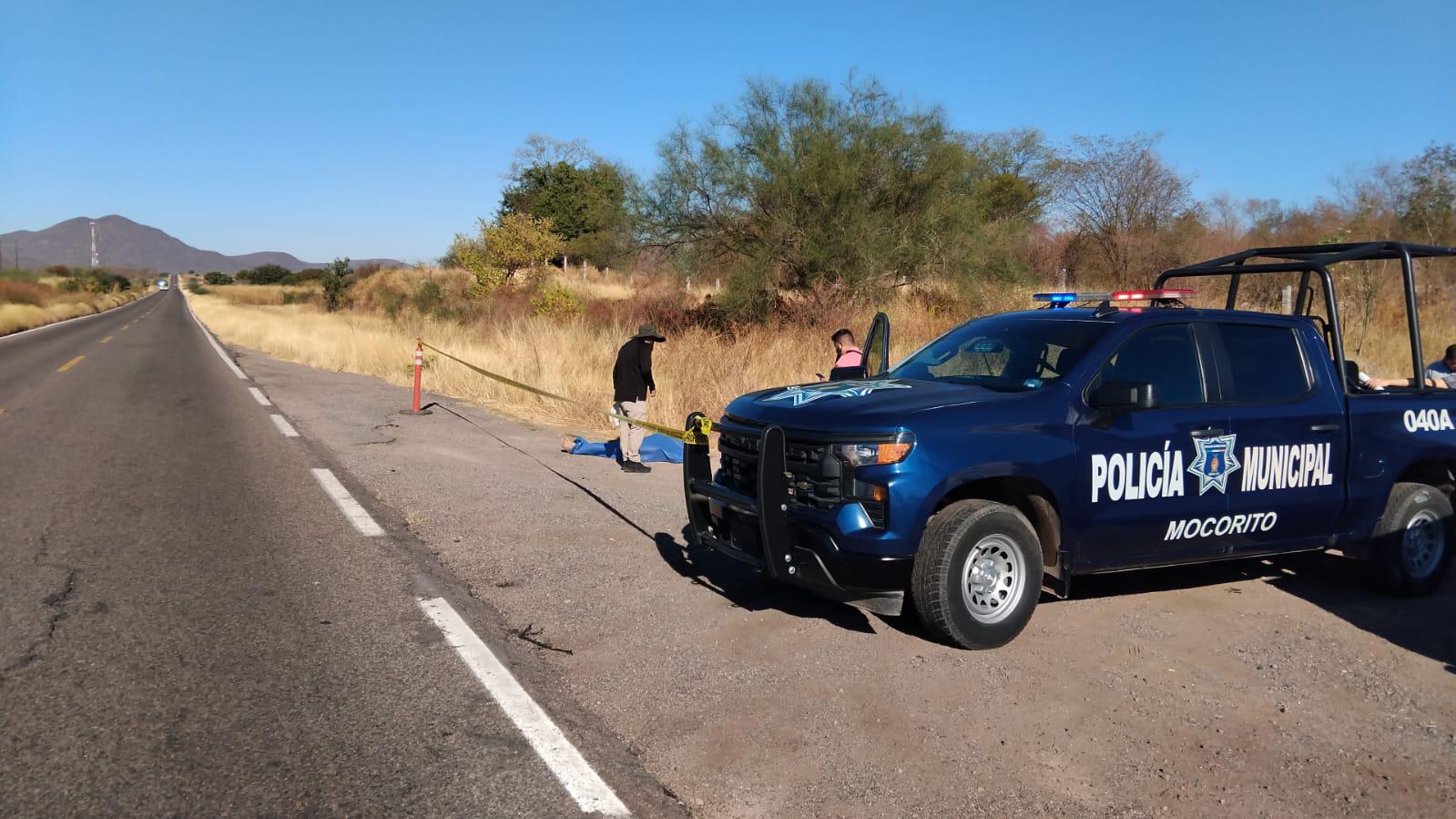 $!Localizan a hombre asesinado y esposado cerca de Pericos, Mocorito