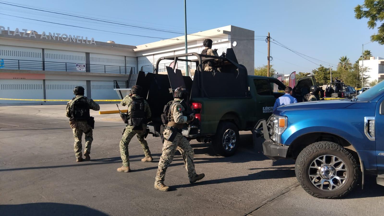 $!Agente federal es asesinado a balazos en el sector Villas del Río, en Culiacán