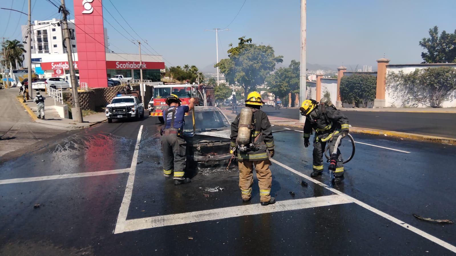 $!Se incendia auto en la Obregón, cerca de Montebello, en Culiacán