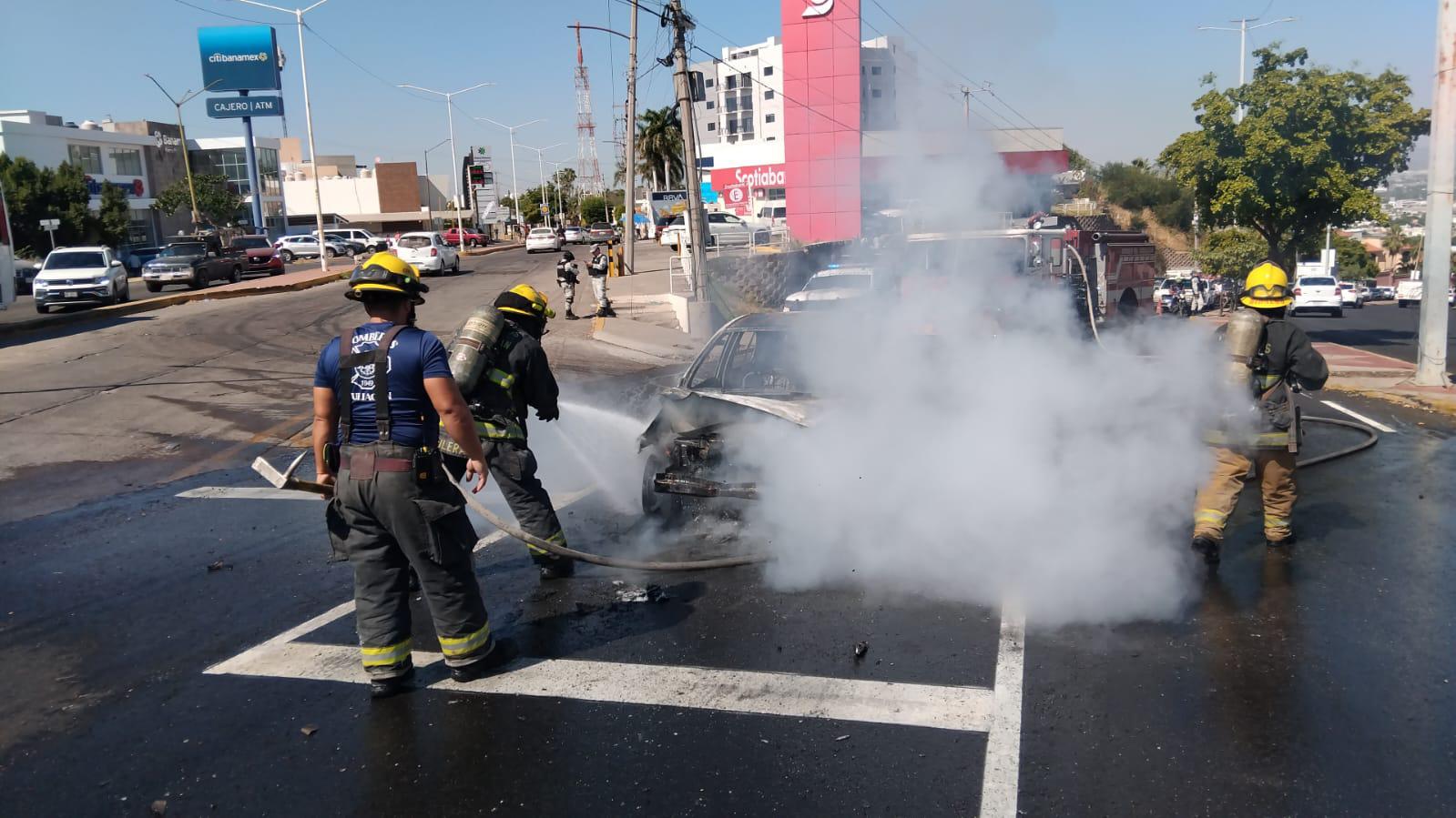 $!Se incendia auto en la Obregón, cerca de Montebello, en Culiacán