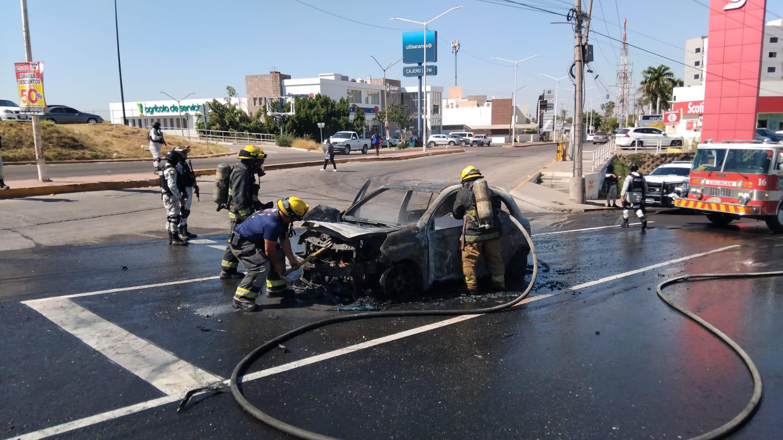 $!Se incendia auto en la Obregón, cerca de Montebello, en Culiacán