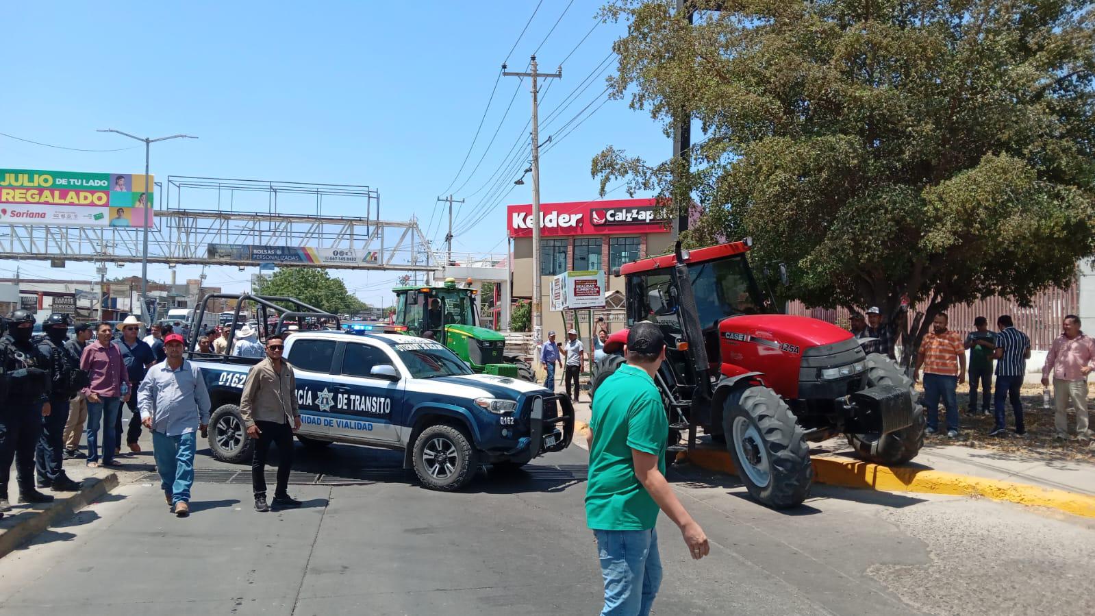 $!Mantienen policías bloqueos en la ‘Maquío’, Gas Valle y Las Torres en Culiacán, por productores