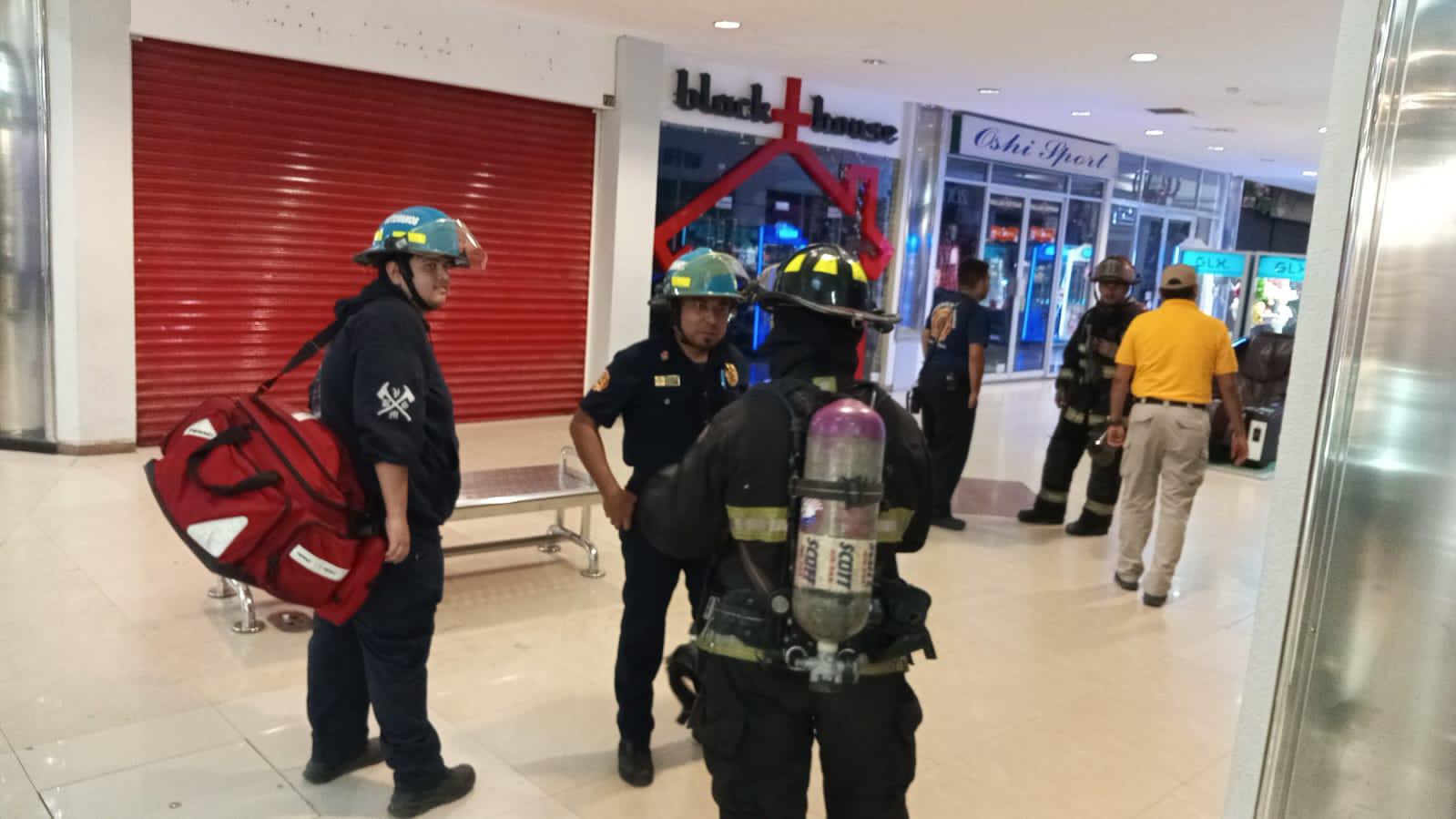 $!Evacuan plaza comercial en Mazatlán tras fuerte olor a gas