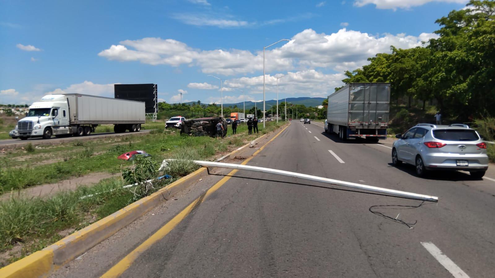 $!Vuelca hombre a bordo de camioneta en la entrada de La Primavera, en Culiacán